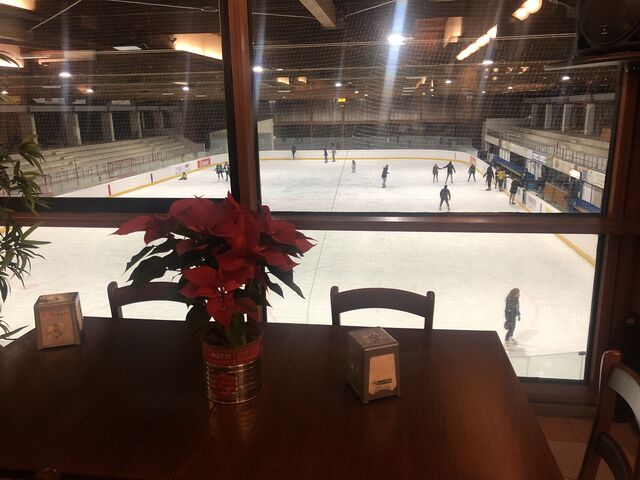 Vista sulla pista del Palaghiaccio dal interno del locale!! Fantastica!