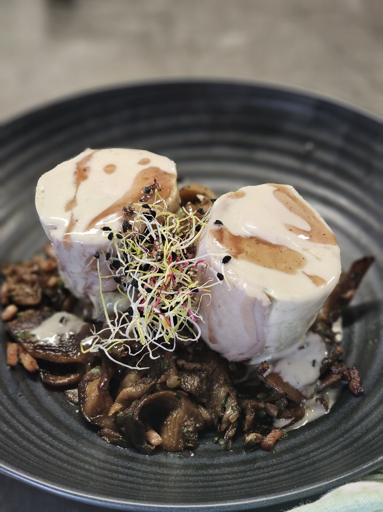 Le râble de lapin farçi à l'estragon, poêlée de champignons des bois, lardons 