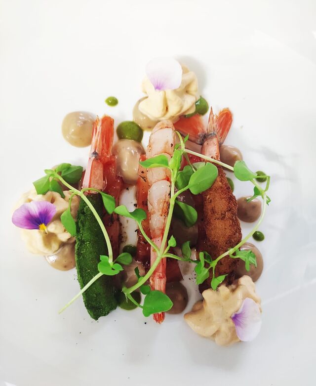 Crevettes sauvages, mayonnaise aux anchois, tomates snackées et chantilly de têtes 