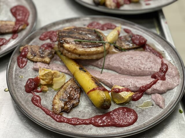 Duo de canard, purée de vitelotte, carottes glacées et sauce framboise