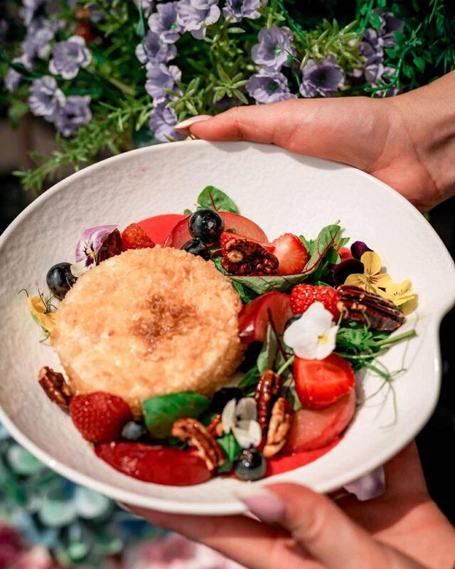 Sałatka camembert z brzoskwinią