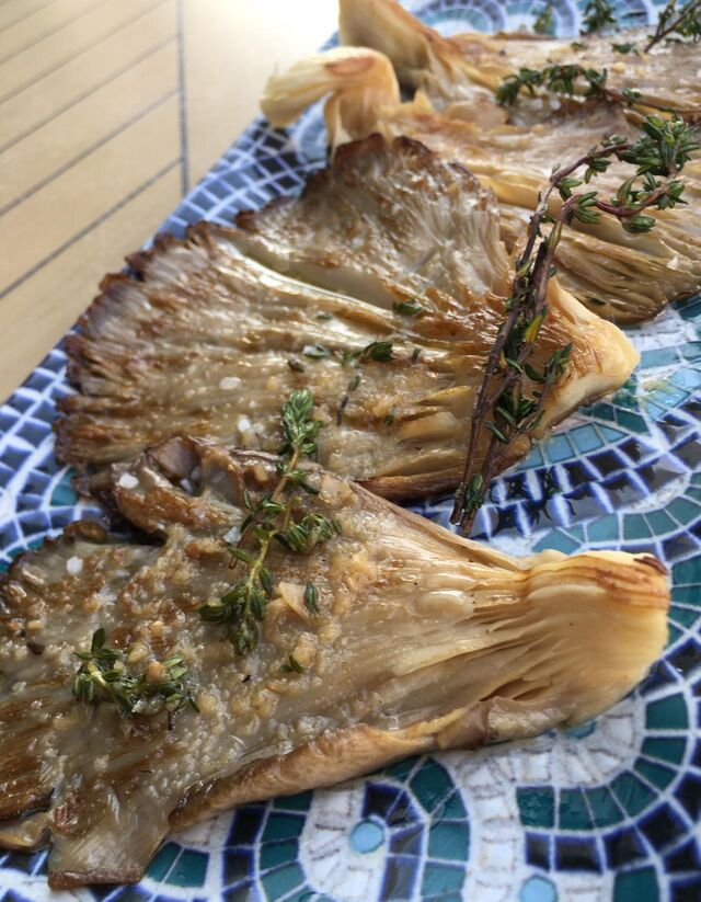 Setas ostra con aceite infusionado en tomillo fresco y ajo