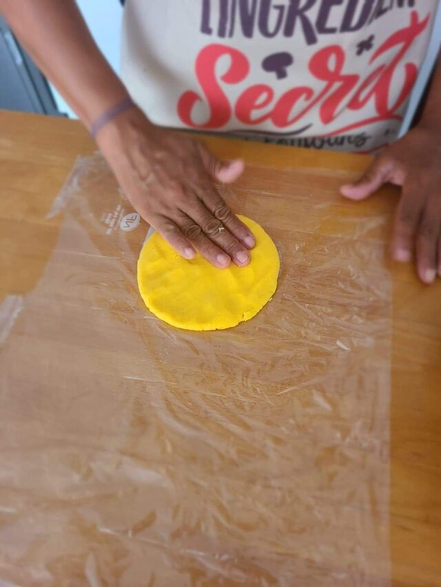 Confection des Empanadas (4): Donner la forme si particulière au produit
