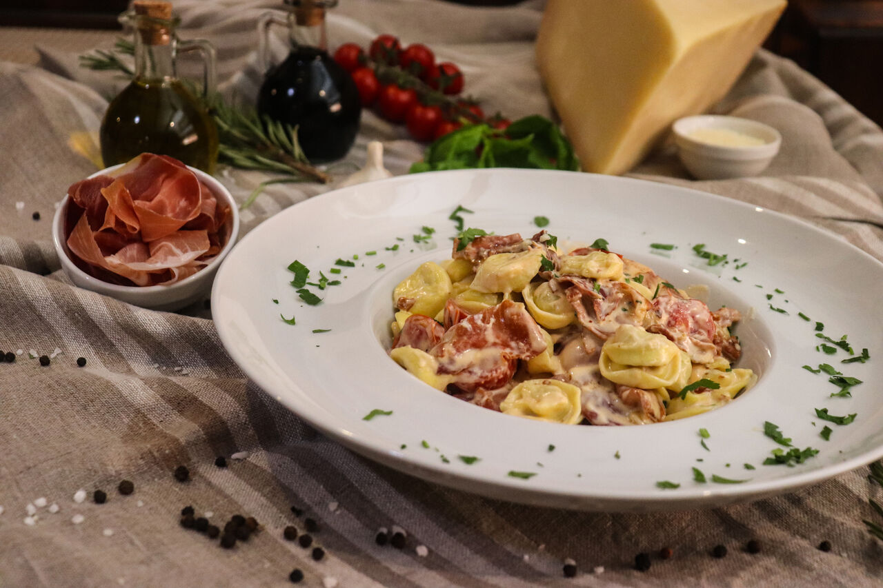 Pasta Tortellini Crudo e Pomodorini