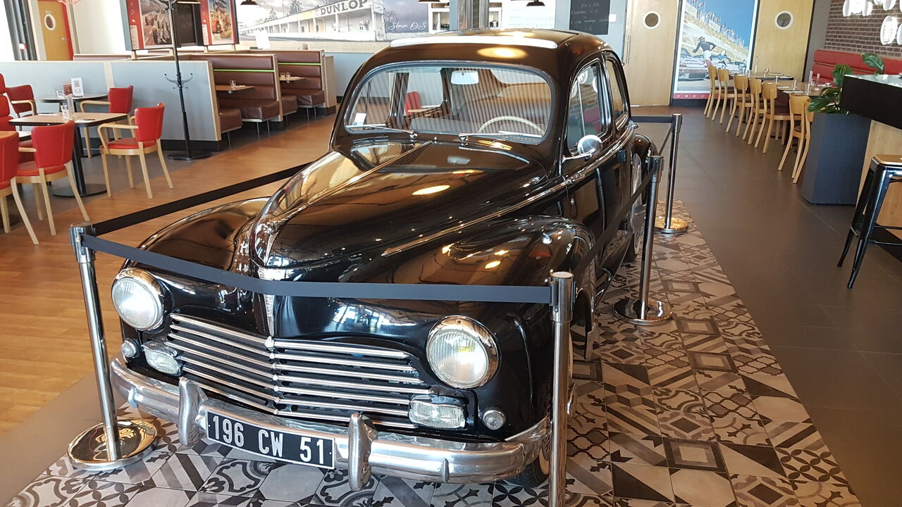 PEUGEOT 203 de 1954 prêté par Didier. Merci à lui !