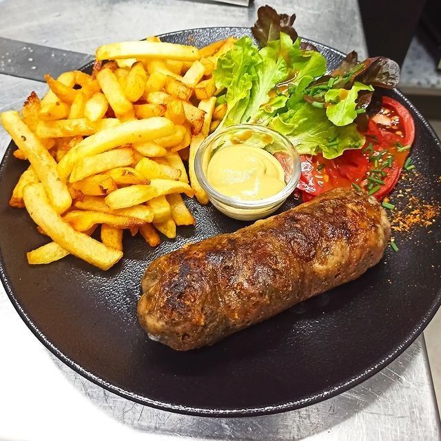 Andouillette AAAAA, fries maison et salade