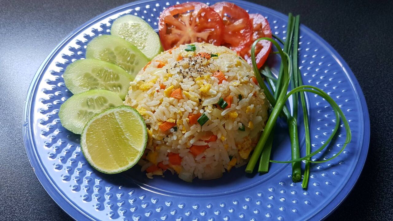 Kaopat ( Vegetarien) /8€
Riz sauté aux légumes ( carottes, oignons,ails,petits pois)servi avec un oeuf frit.