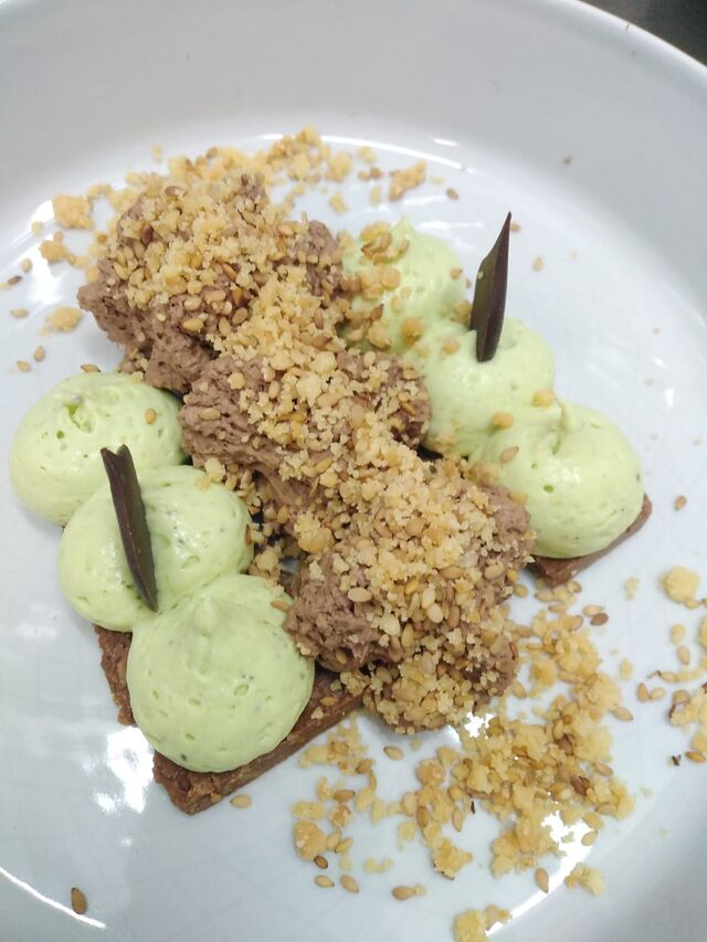 Mousse au Chocolat / Feuillantine Praliné / Ganache Pistache