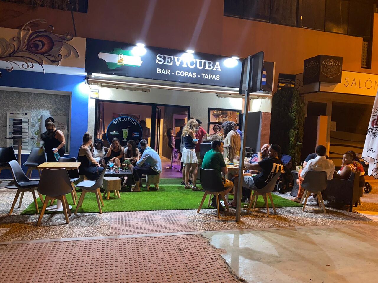 Sevicuba un gastrobar diferente donde te trasladamos a un ambiente tropical mostrando asi nuestras raíces y teniendo como res