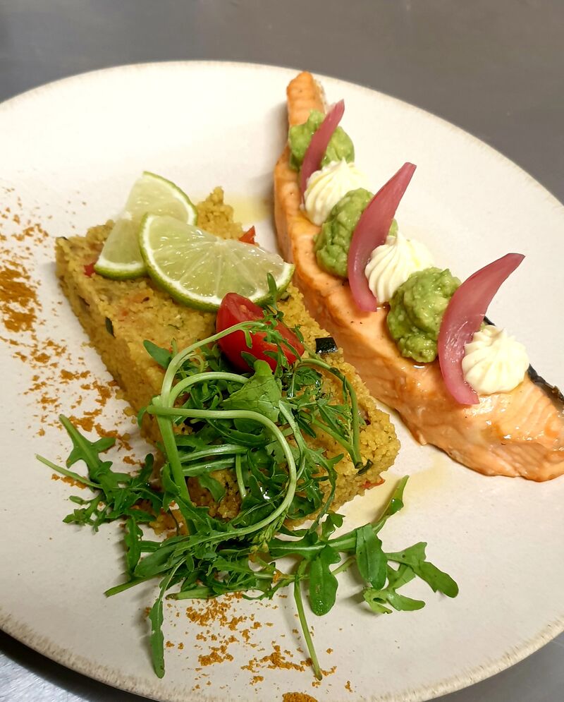 Pavé de saumon, guacamole, semoule épicée aux légumes