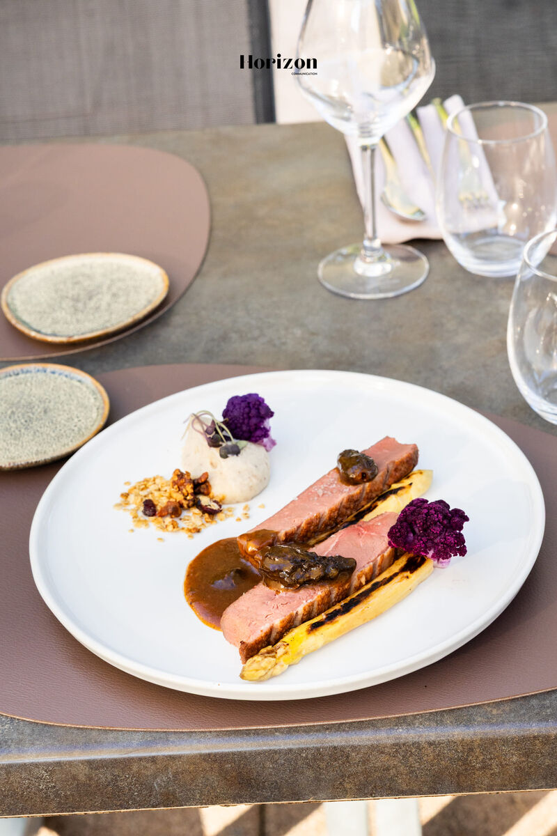 La canette en cuisson basse température, Morilles, Jus de viande, Asperges, Chou-fleur