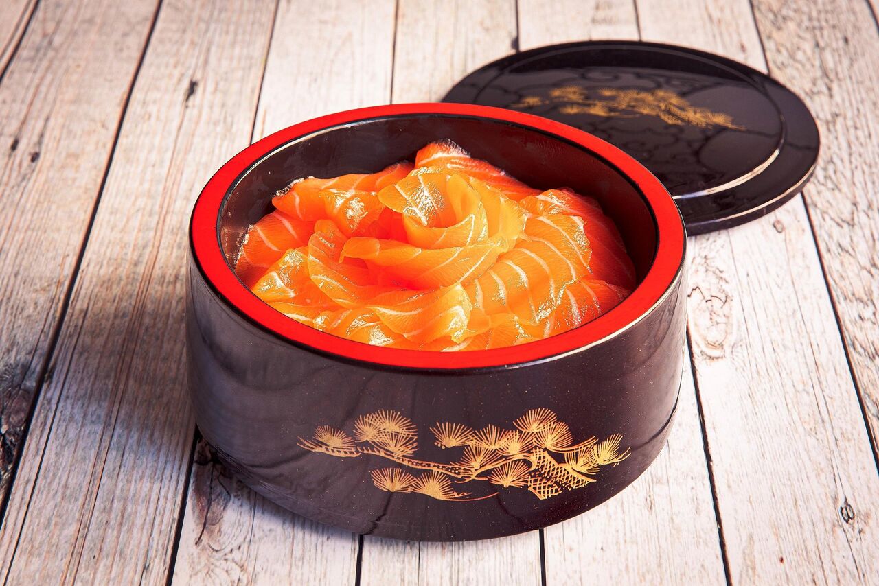 Le Chirashi Saumon ou saumon avocat ou assortiment thon saumon avocat... 