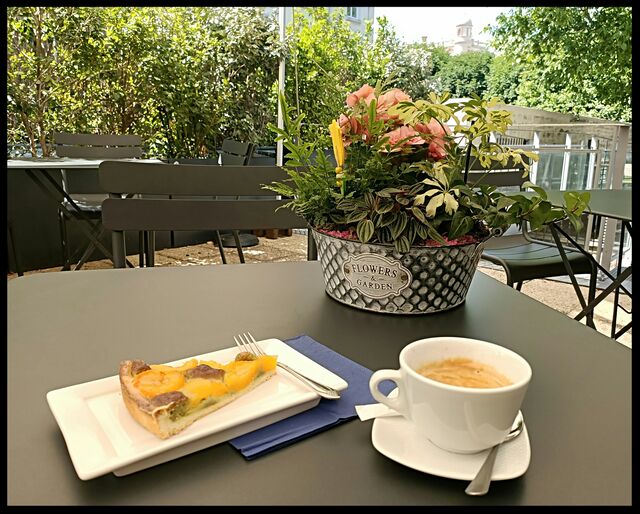Notre terrasse dans la verdure du jardin des Arts, face au château de St Germain en Laye.