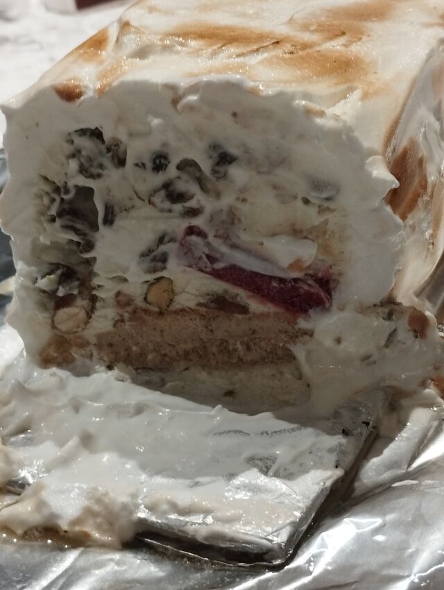 Omelette norvégienne au nougat glacé, gelée de framboises..