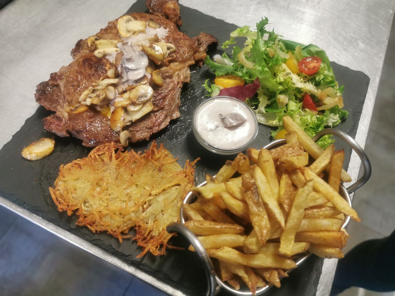 L entrecôte Charolaise. Avec frite et galette de pdt maison 4 sauces chaudes maison au choix 