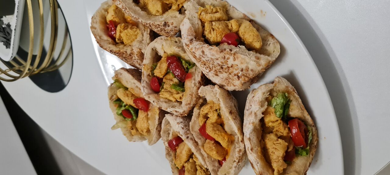 Sandwich pain au sésame garnis de poulet