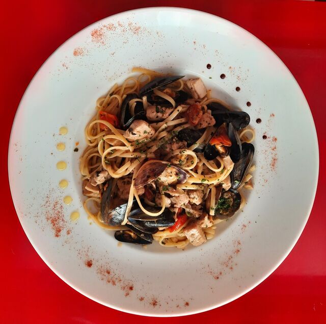 Linguine au thon rouge frais ail et persil ,tomates confites et von blanc 