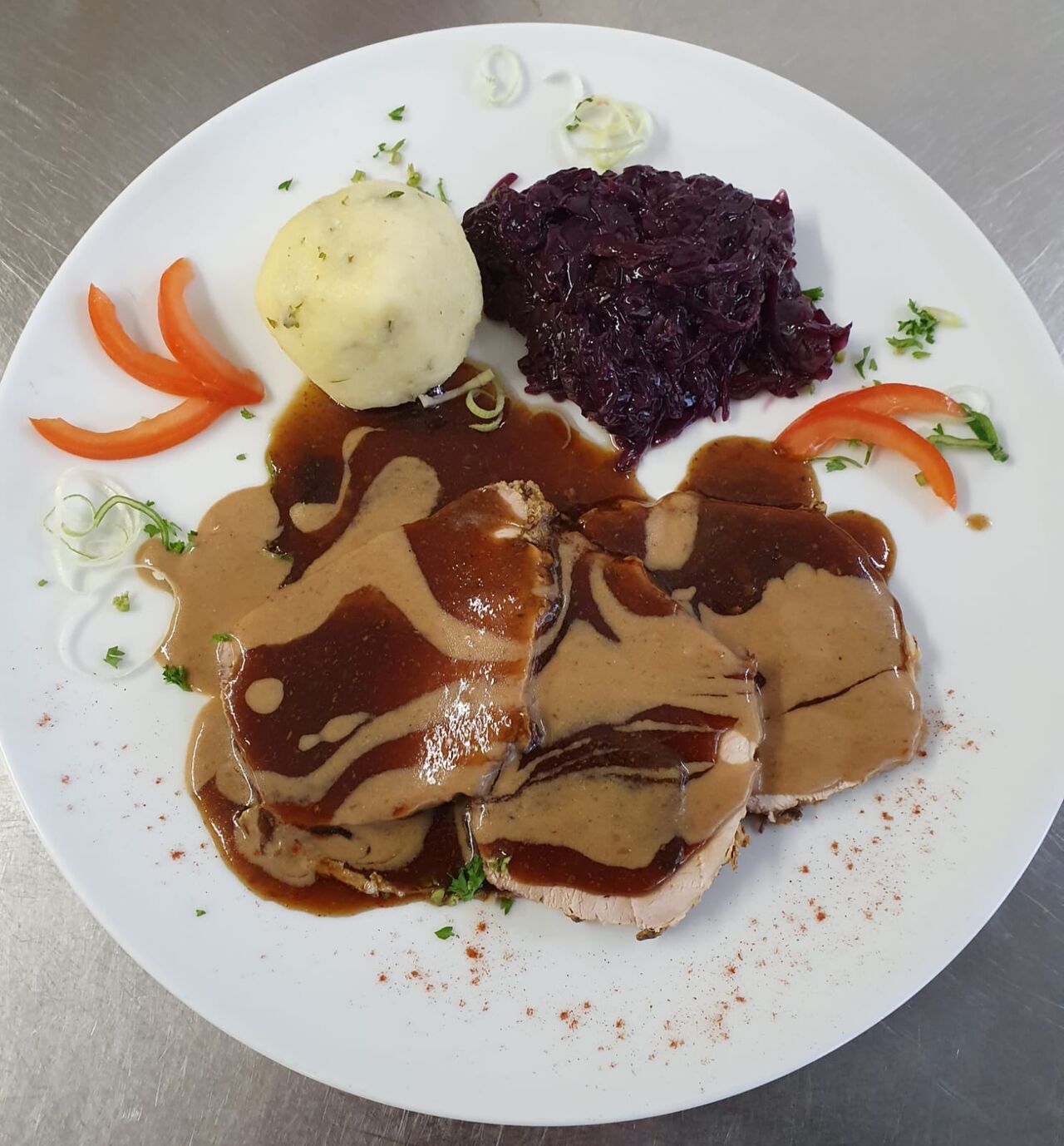 Schweinebraten mit Rotkraut und Knödel