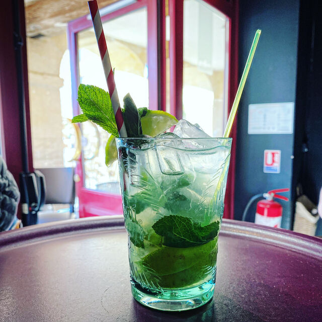 Le classique Mojito :
Un subtile mélange de Rhum Blanc, Citron Vert, Menthe. Surmonté de Perrier.