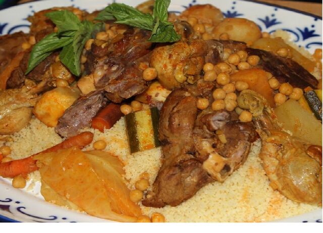 Couscous Royal 20,50 € la part
(Semoule, Légumes, Bouillon, merguez et 2 viandes aux choix)