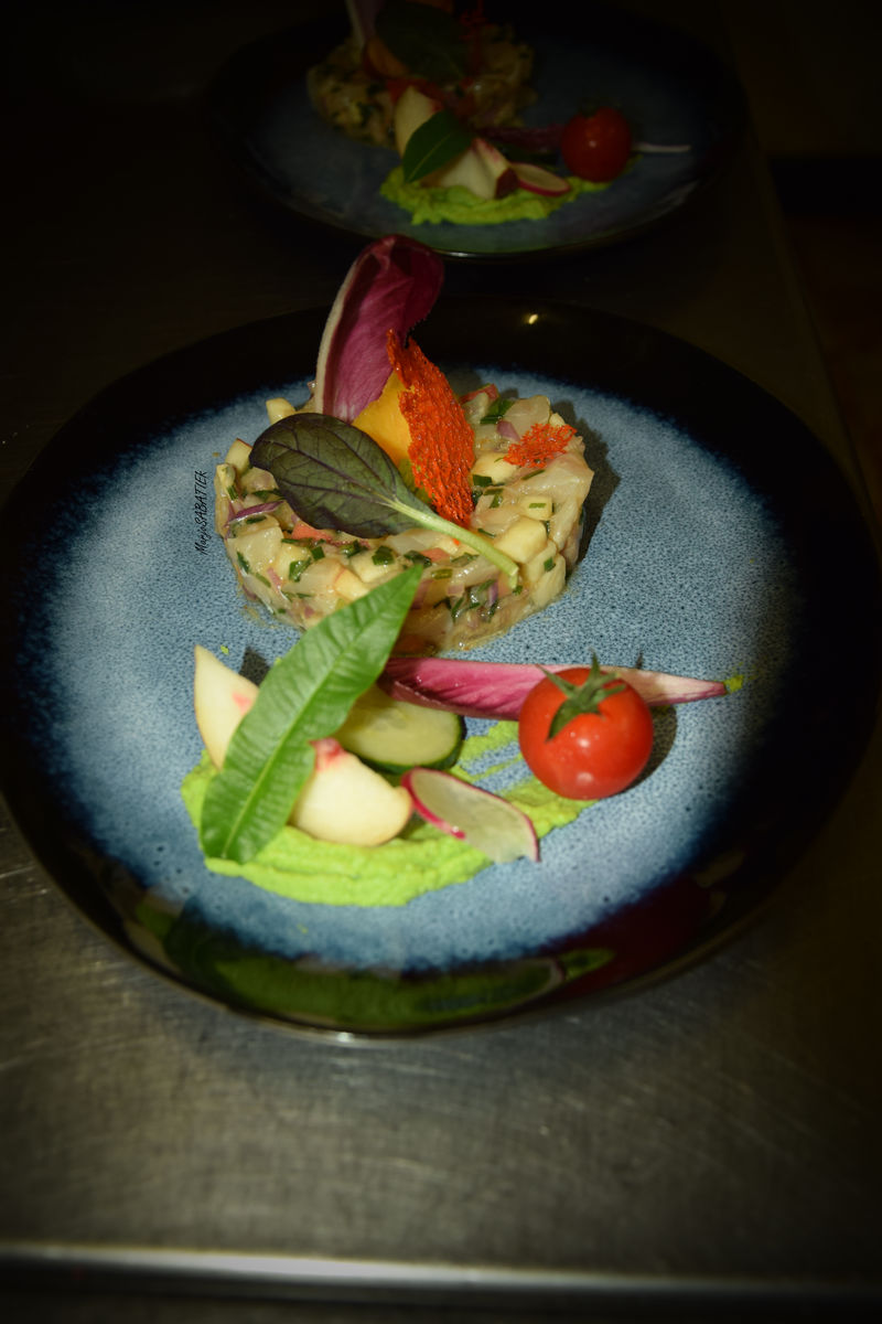 Ceviche de daurade aux pêches et crémeux petits pois