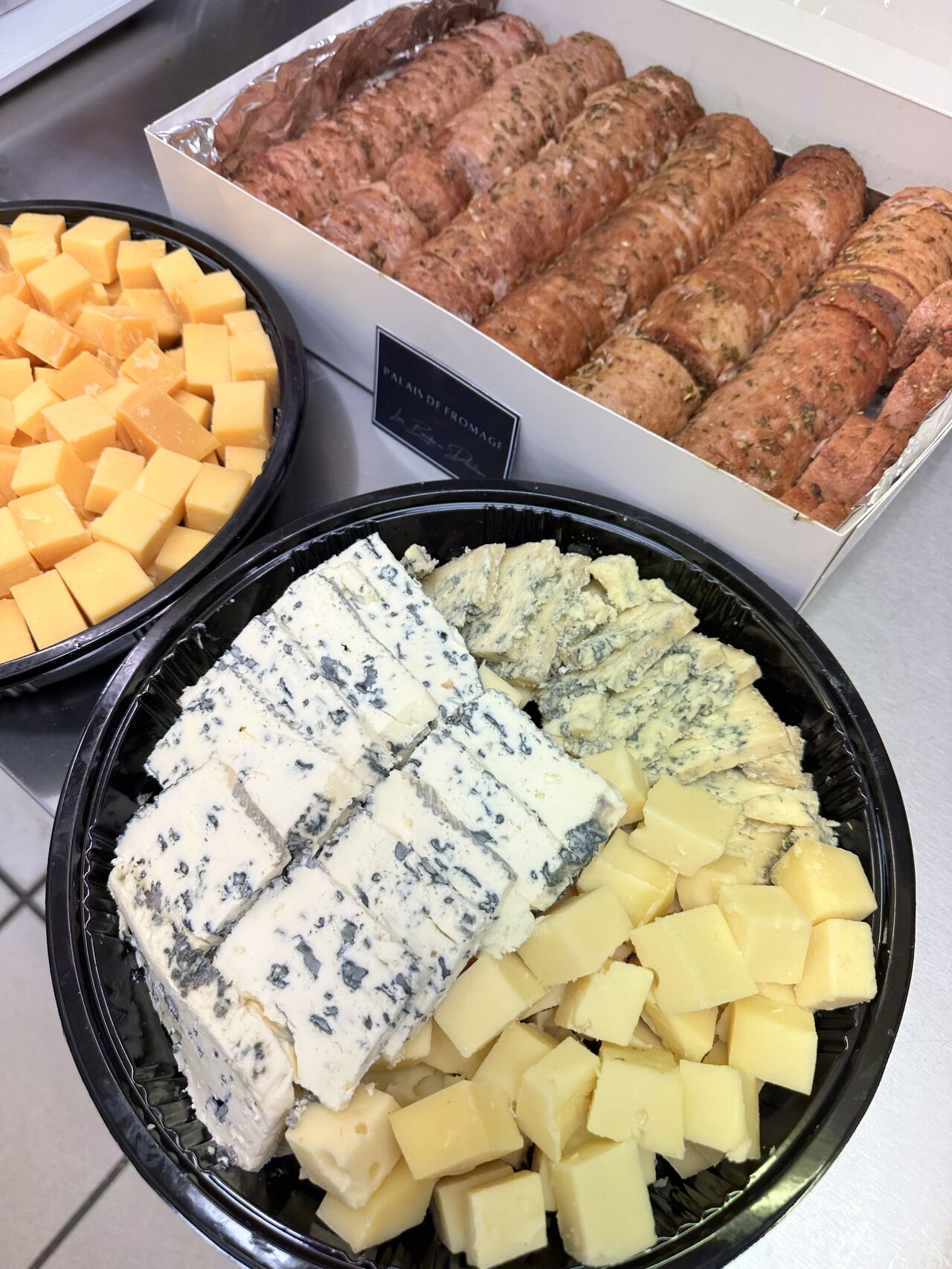 Borrel kaas en grillworst