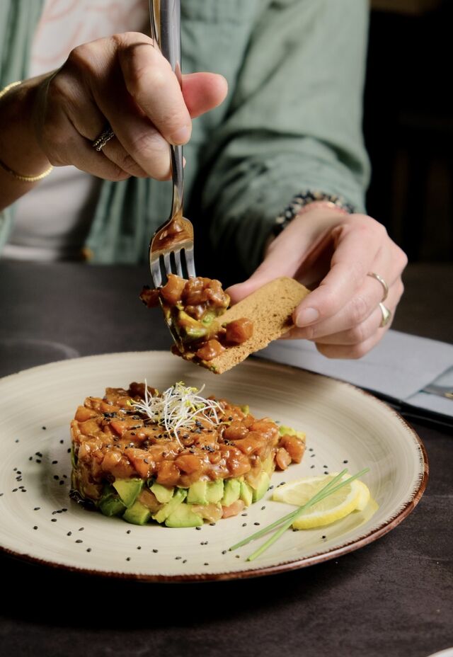 Tartar de salmón, aguacate y tomate