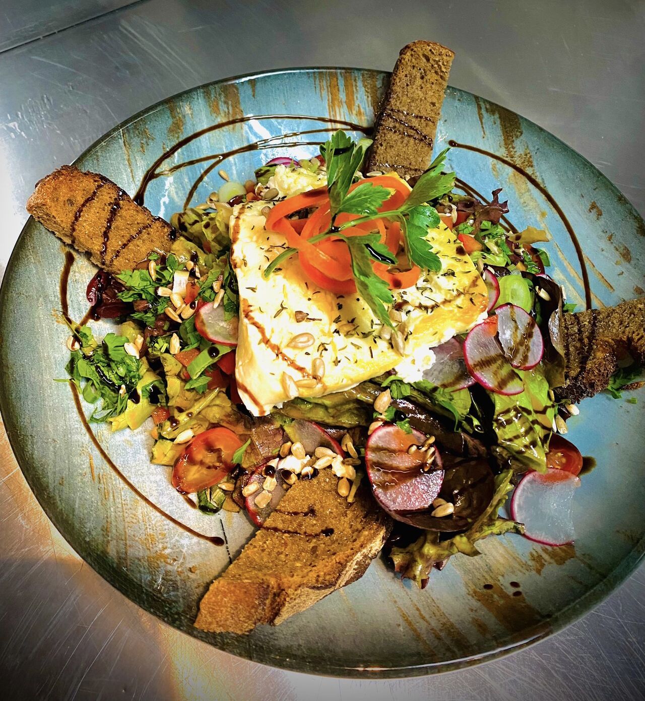 Blattsalate mit gratinierten Schafskäse mit Knoblauchbrot