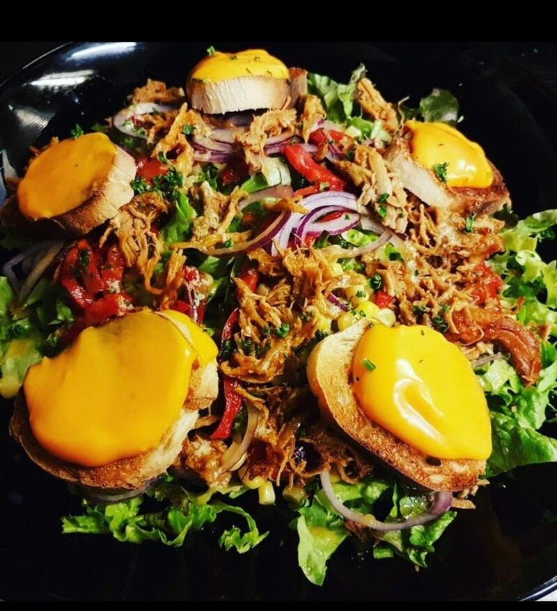 Nos salades fraîches : effiloché de porc, poivrons, toast au cheddar, oignons rouges...