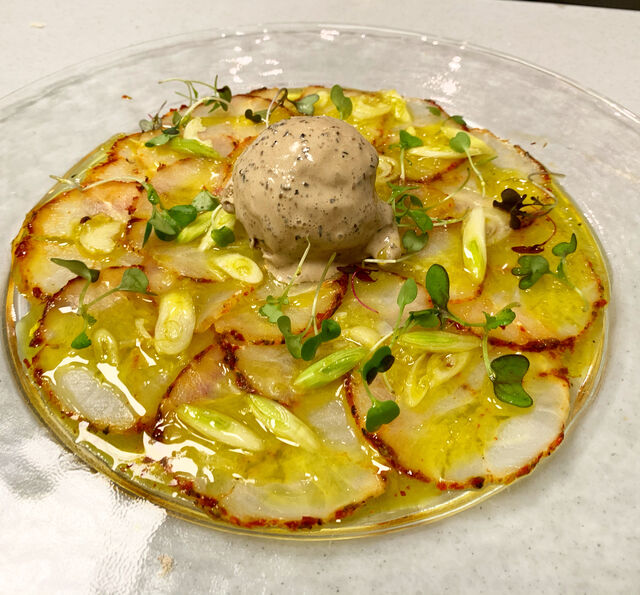 Carpaccio de Bacalao con helado de olivada 