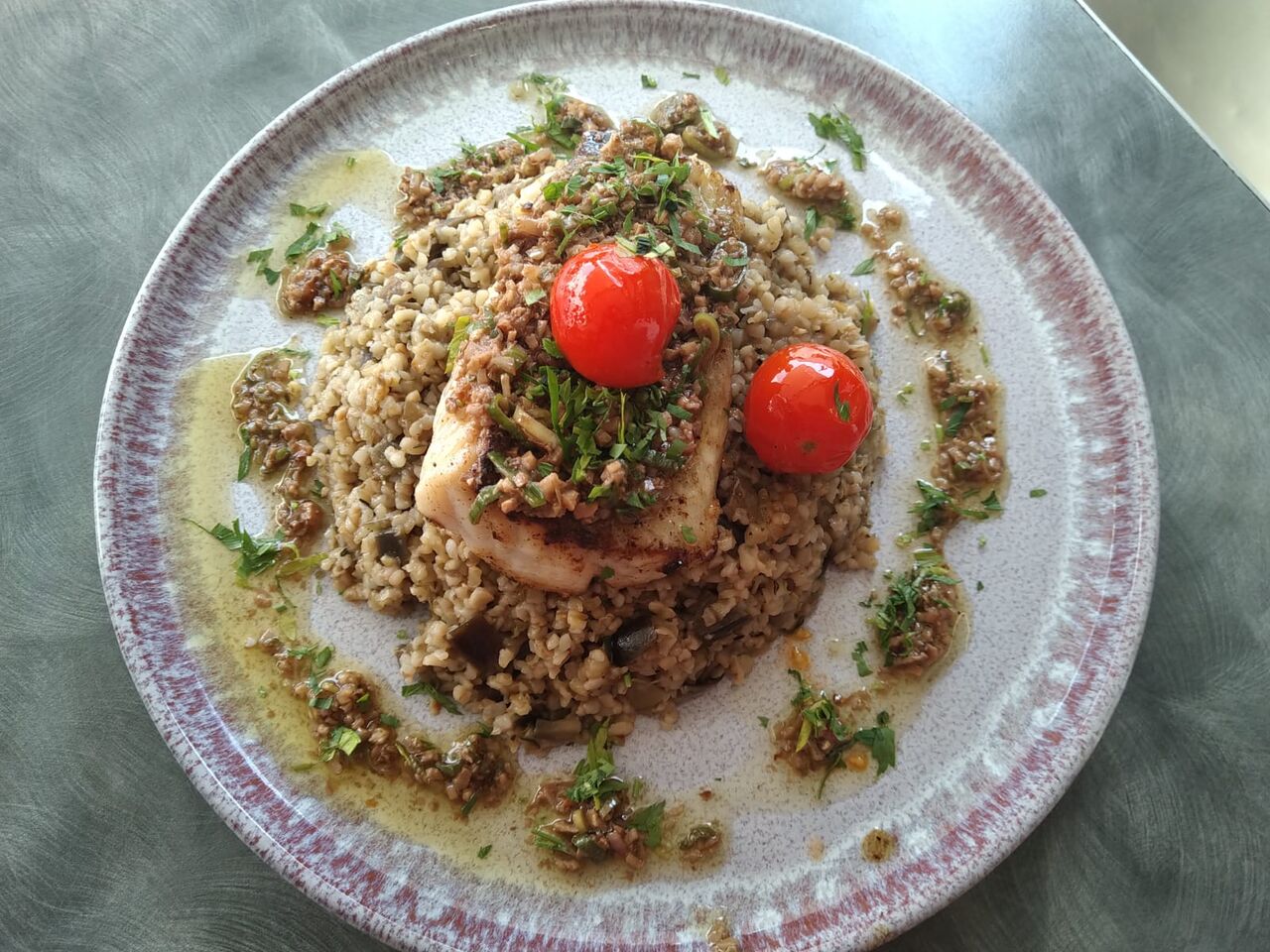 Filet de lieu avec boulgour aux aubergines,sauce vierge, noix, radis noir et cebette