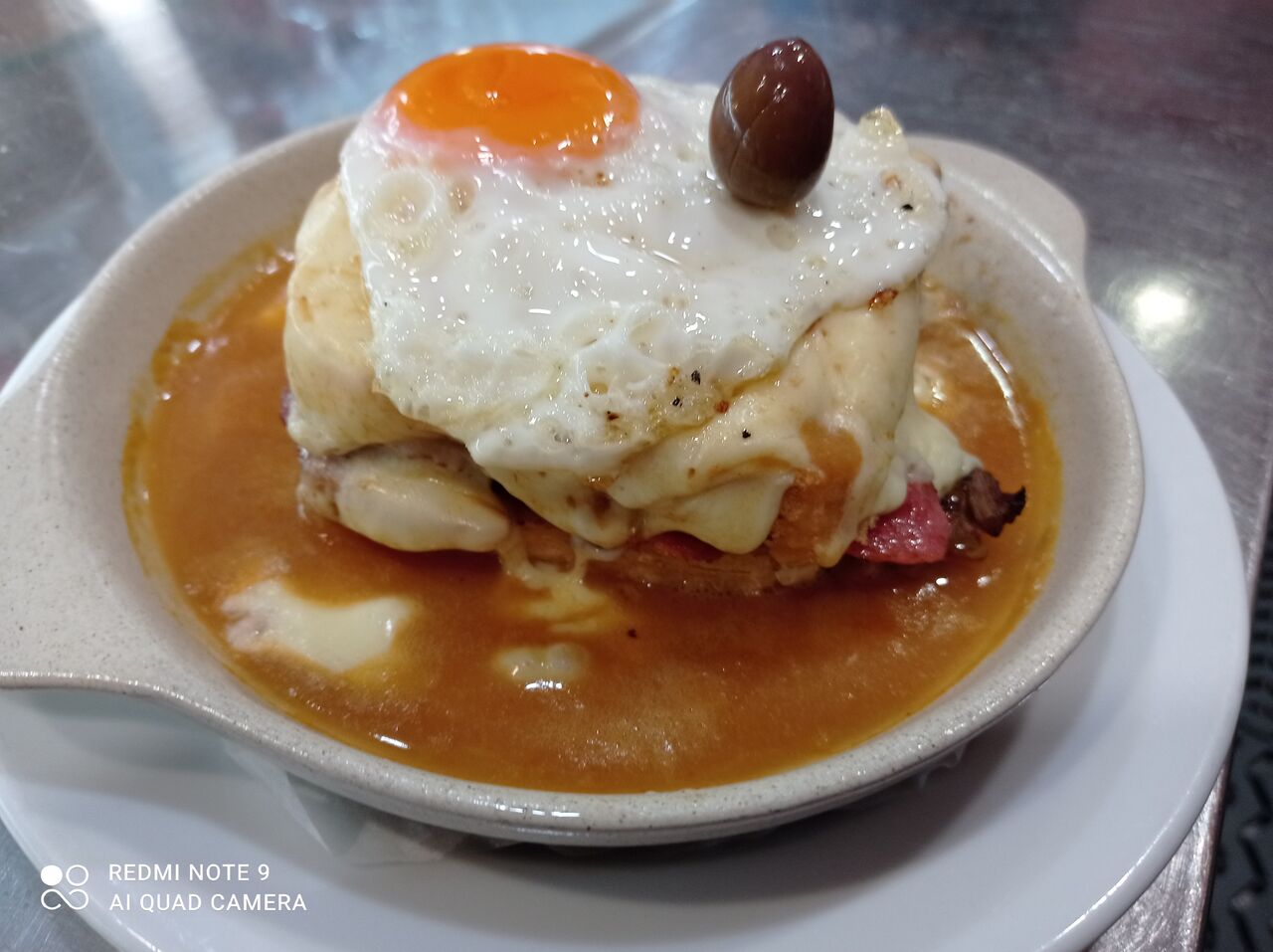 Francesinha com batata frita.
