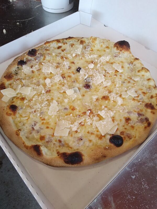  pizza au 4 fromages base creme, mozzarella fire di latte ,chervre, bleu d'auvergne, emmental .