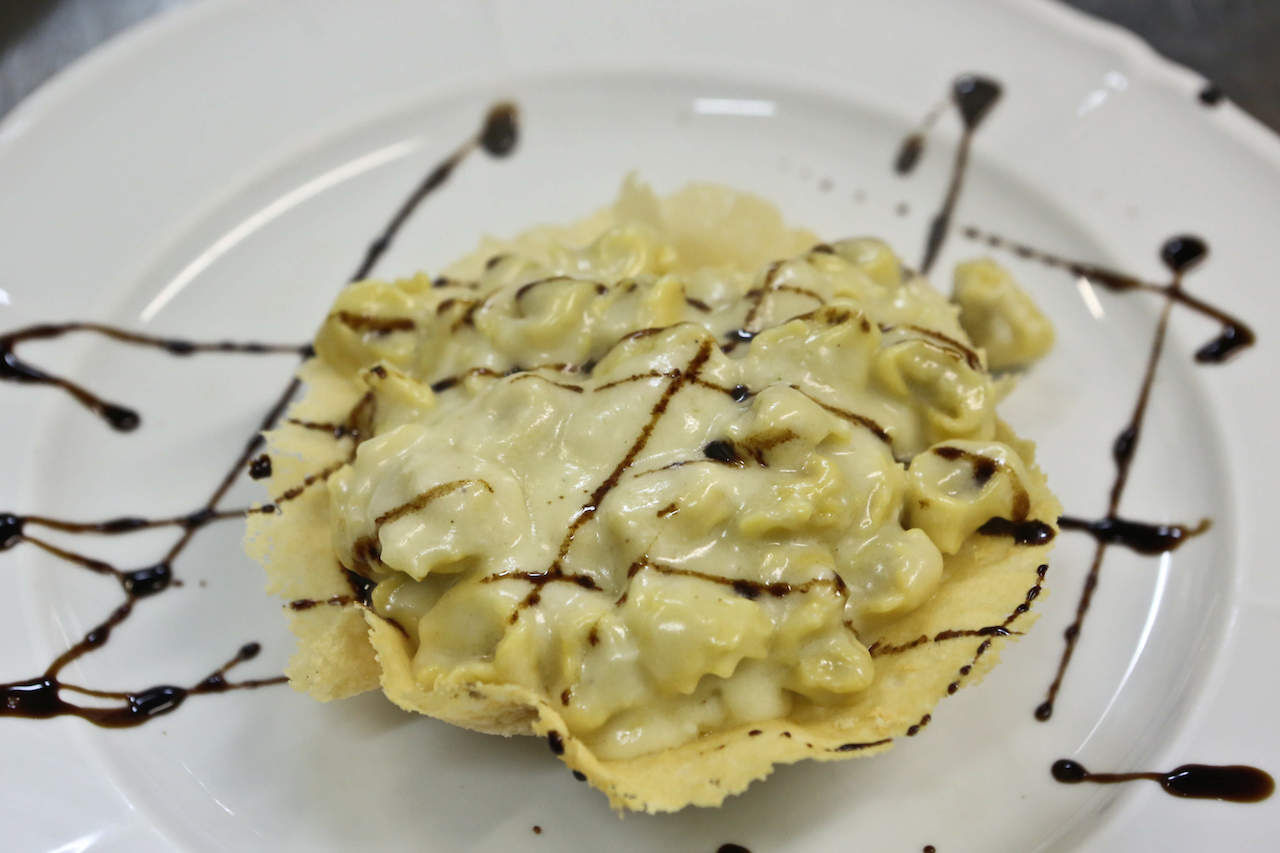 Tortellini nel nido di Parmigiano con gocce di aceto balsamico.
Tortellini in parmesan nest with drops of balsamic vinegar.
