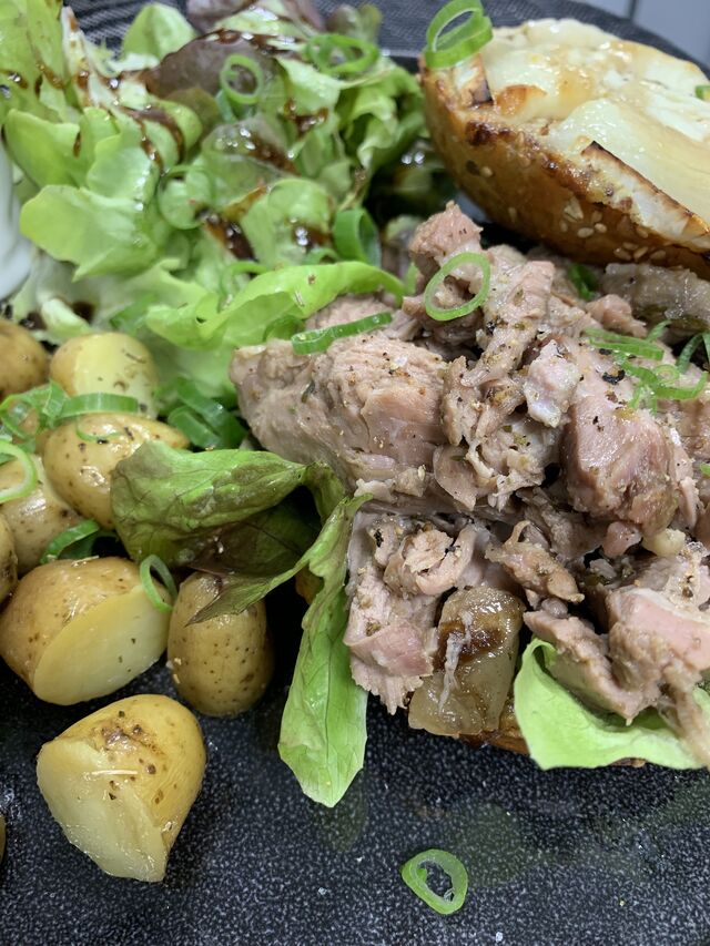 Le Burger d’Agneau Chèvre et Miel, Grenailles, Emulsion de Moutarde de Reims et Salade
