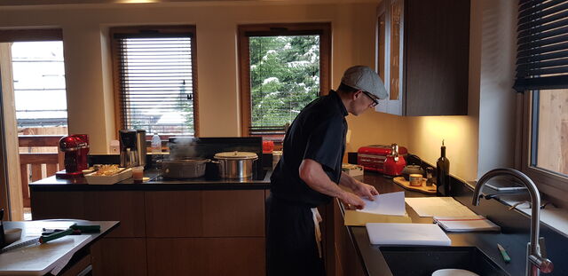 Le chef commence sa mise en place // Chez vous //