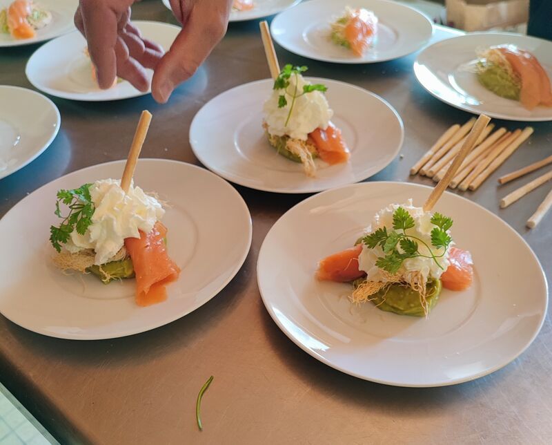 Croustillant de saumon gravlax sur son lit de guacamole et sa chantilly citronnée