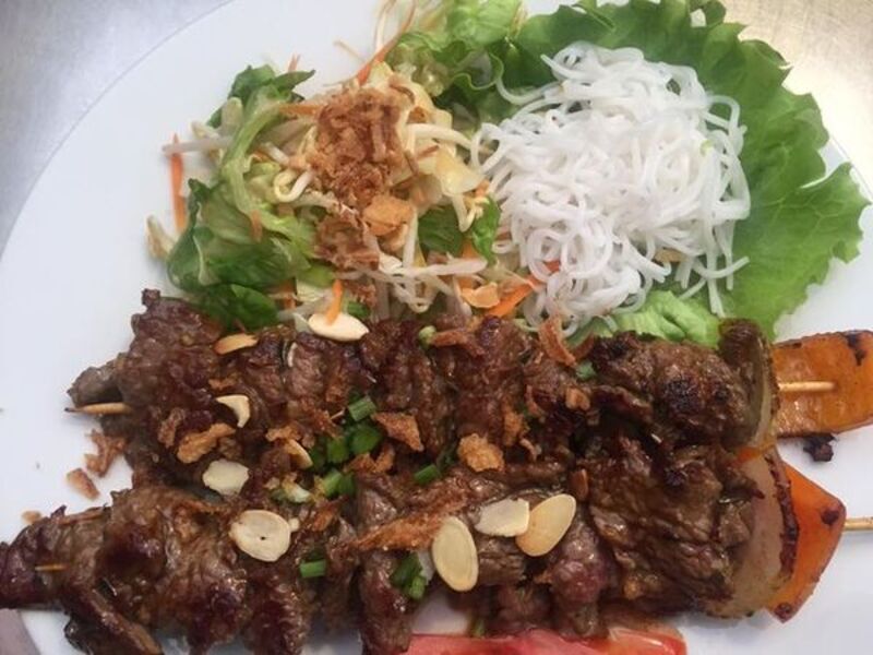 Brochettes de boeuf (Accompagné de salade composée, et vermicelle de riz)