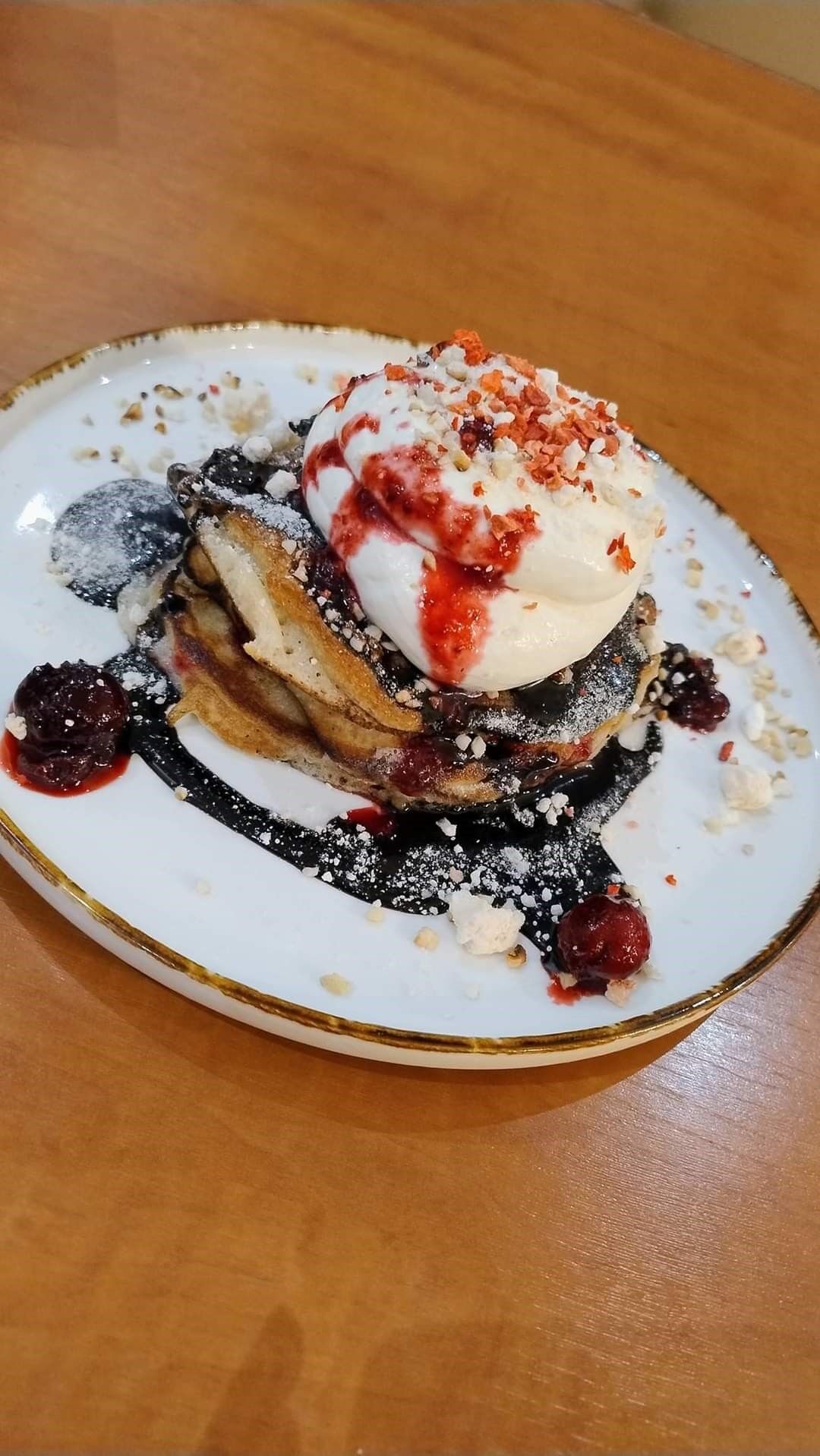 Puszyste naleśniki z wiśniami i bitą śmietaną | Fluffy Pancakes with Cherries and Whipped Cream 