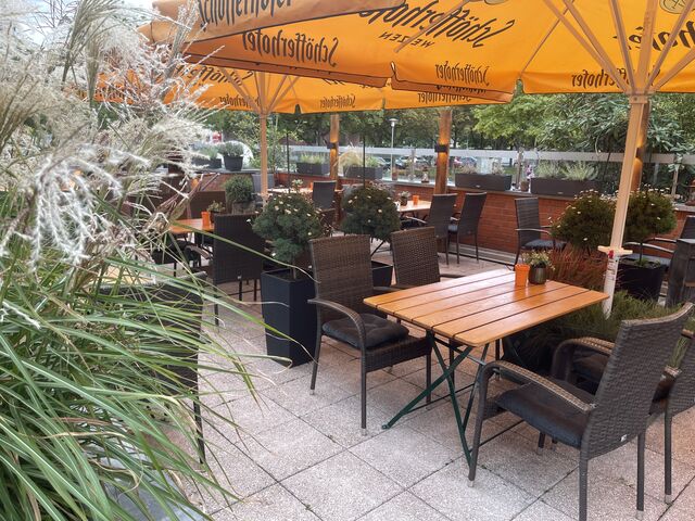 bis 40 Personen auf der Terasse