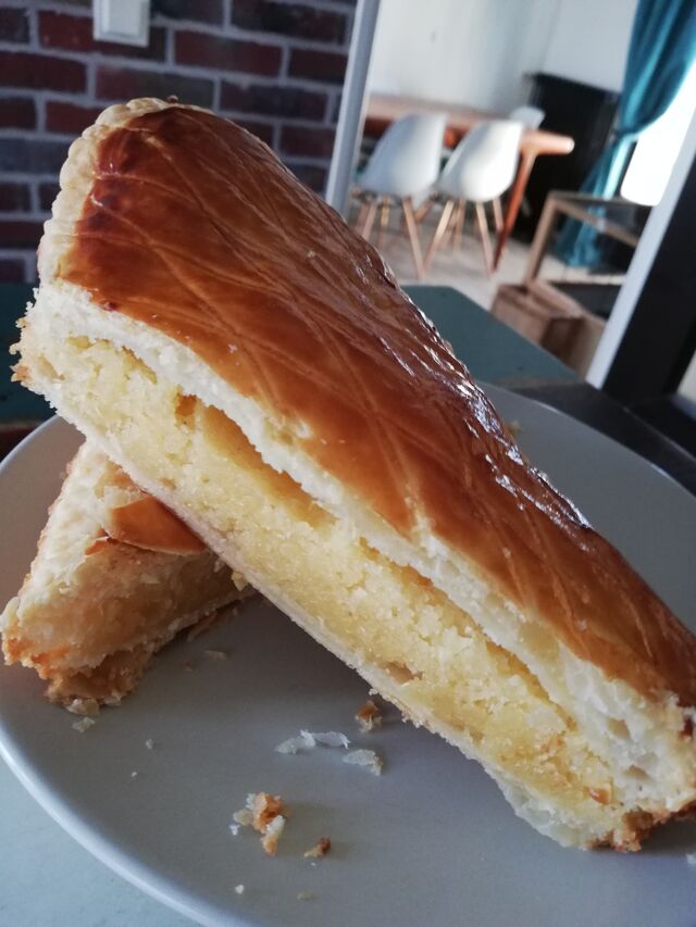 Feuilleté crème d'amande et noix de coco râpées