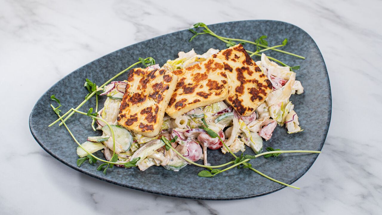 Vega Grillsajt friss salátával fűszeres joghurtos öntettel