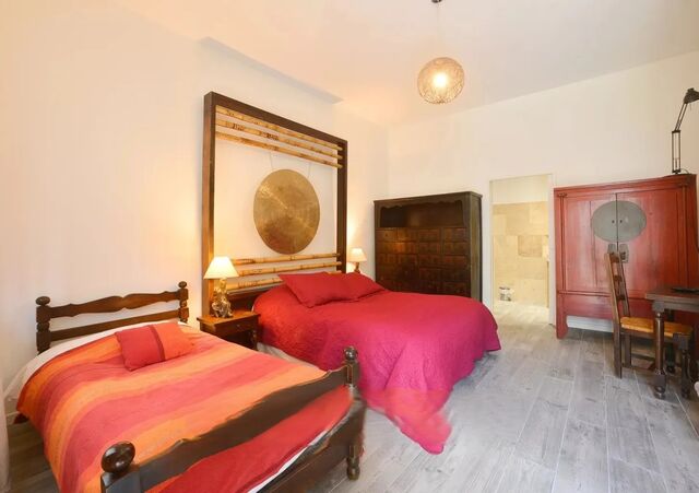 Chambre Triple de 15m² au rez-de-chaussée avec terrasse, TV écran plat et salle de bain avec douche.