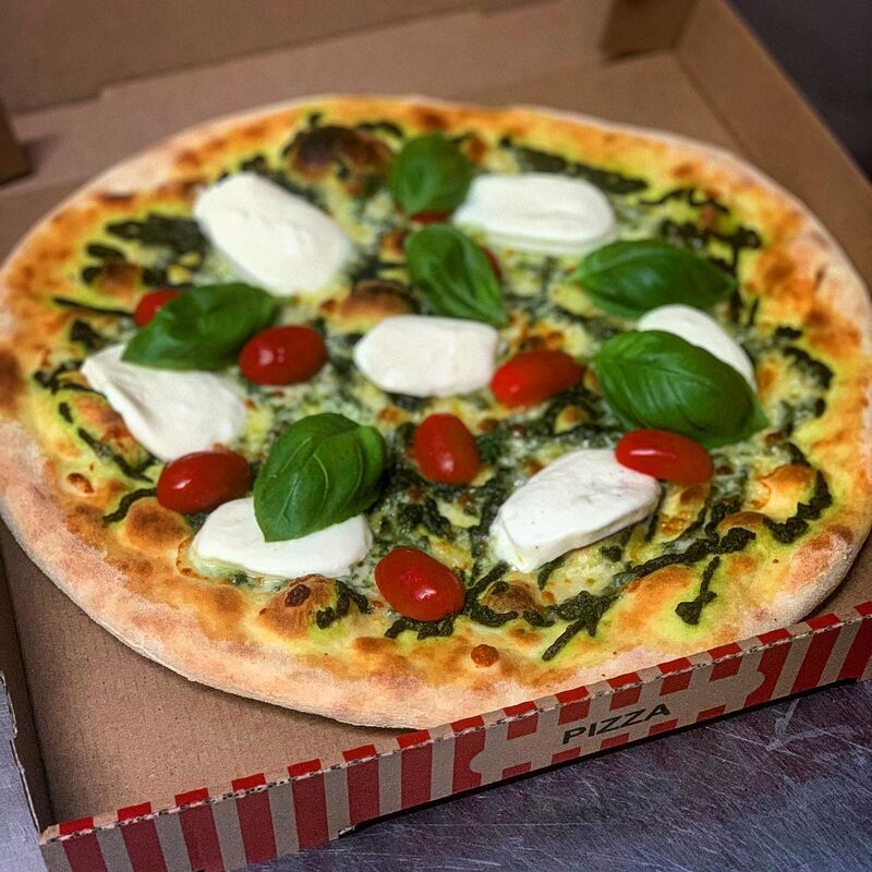 Pizza Italia mit Hausgemachtem basilukumpesto,mozzarella und cherrytomaten