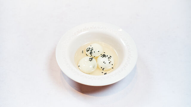 Kulki z mąki ryżowej z czarnym sezamem