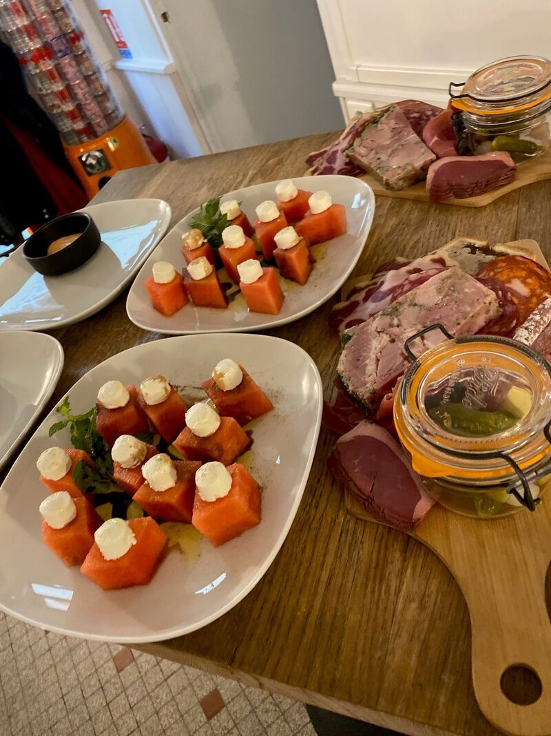 Aux beaux jours, assiette Fraîcheur :
pastèque, fromage chèvre, huile olive et balsamique