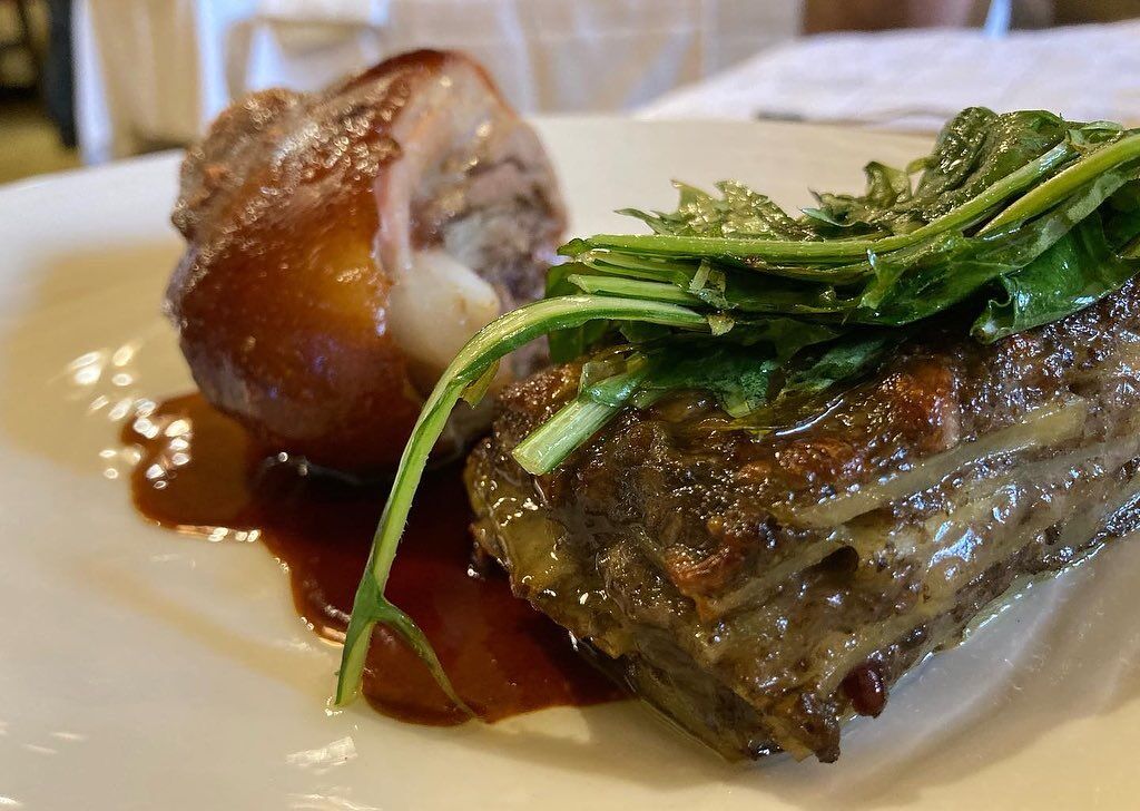 Maialino con millefoglie di patate e salsa duxelles, cicoria