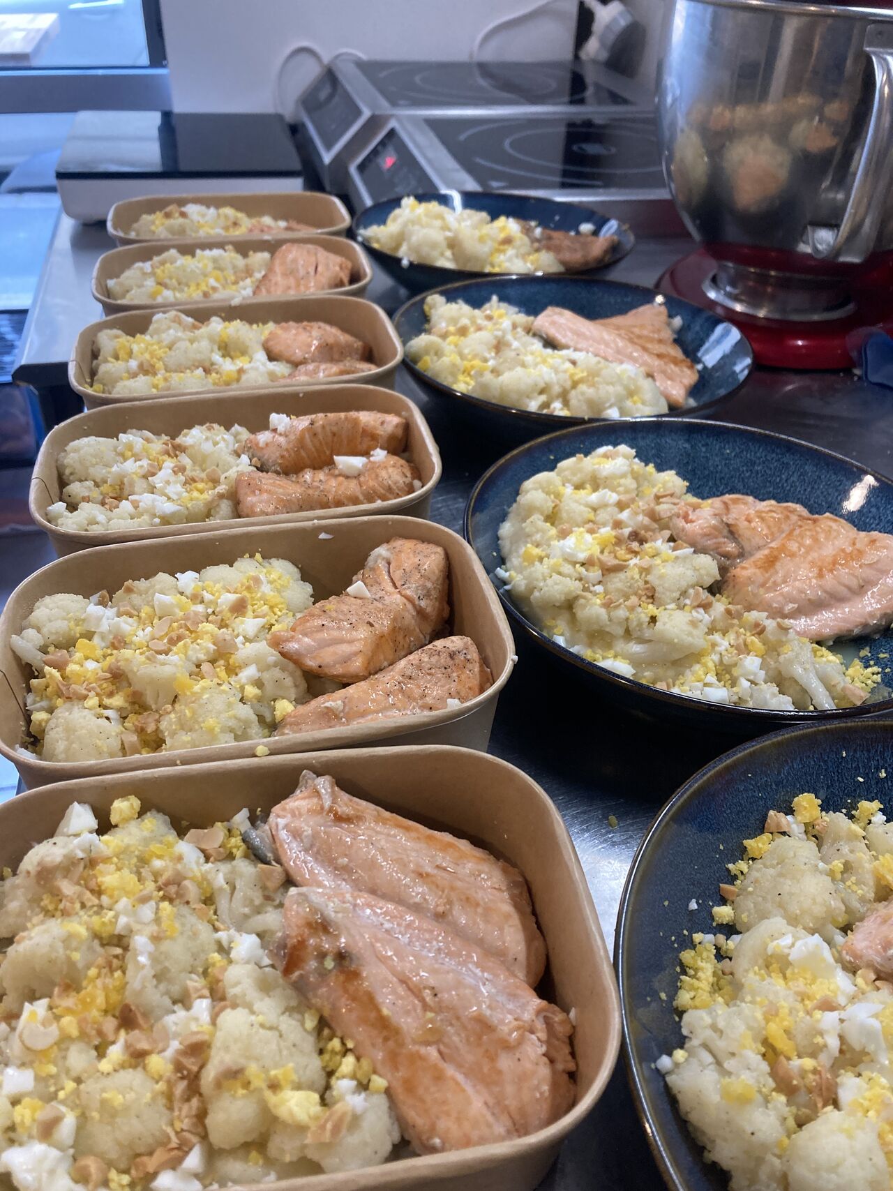 Pavé de saumon, chou-fleur doré, émietté d'oeuf, cacahuètes