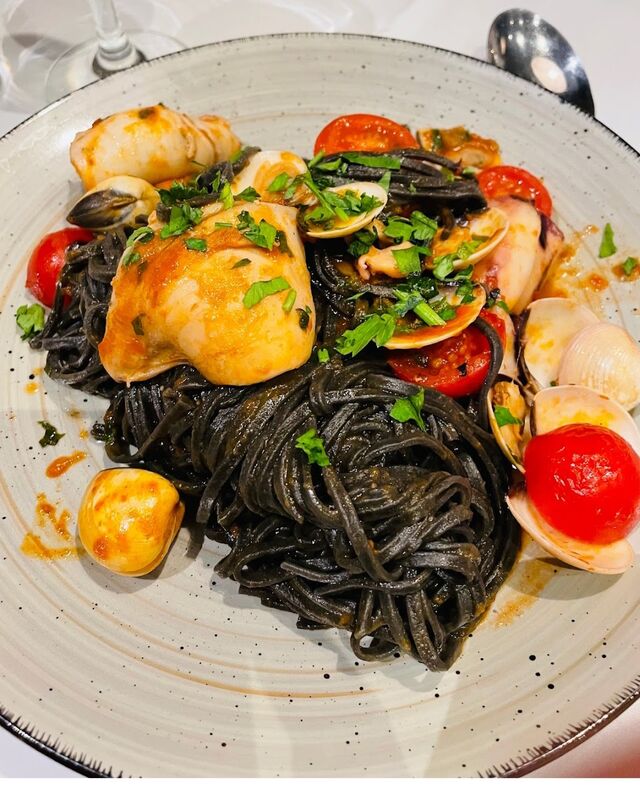 L'inguine al nero di seppia con vongole e calamaretti