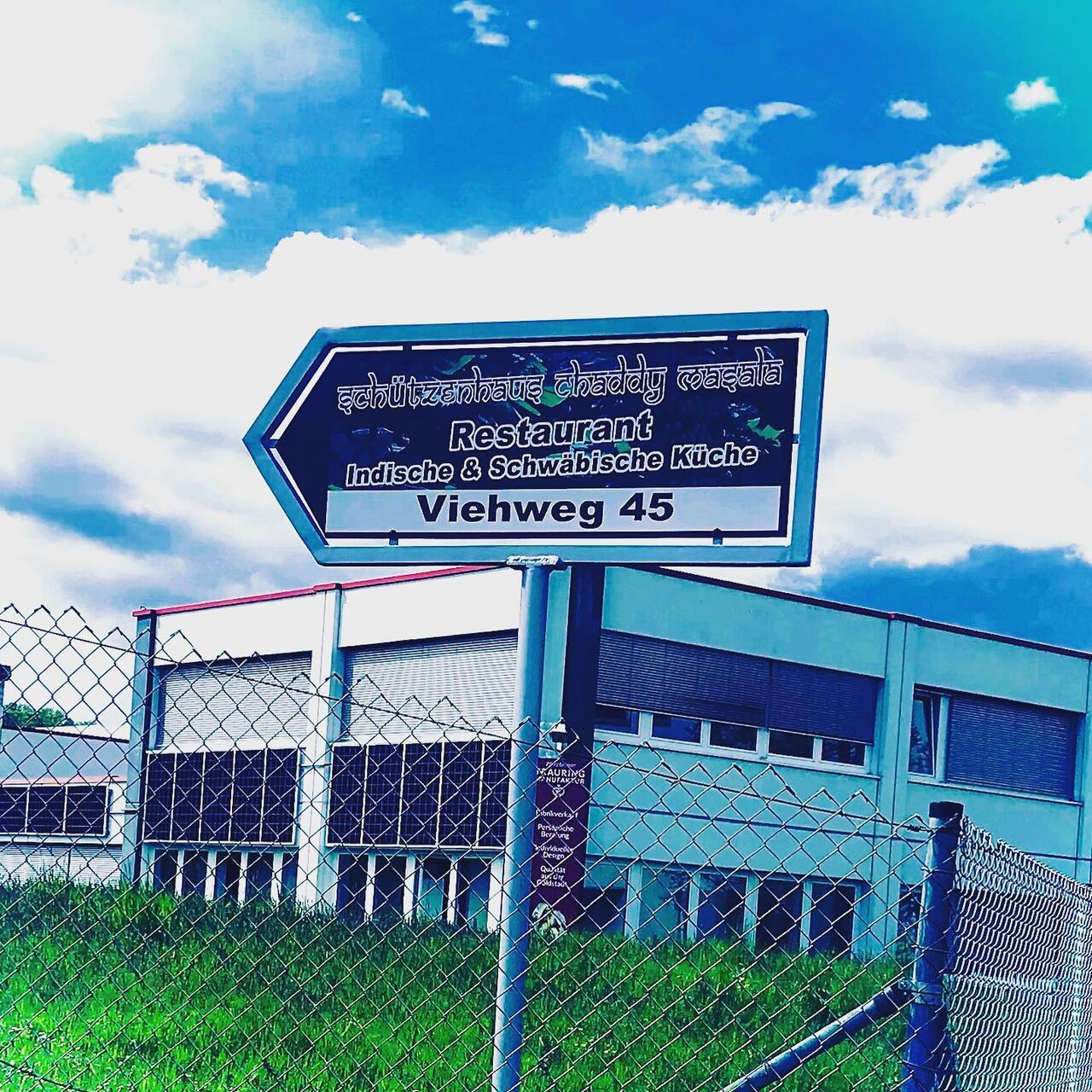 Wegzeiger an der Ersinger-Straßen Kreuzung 